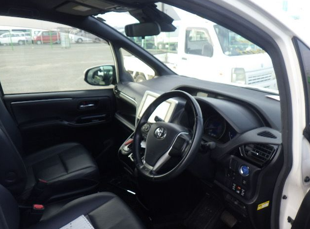 
								Toyota Esquire- GI Non Hybrid 2021 Pearl Color  full									